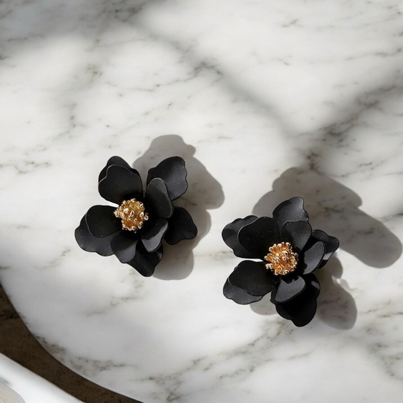 ✨BRAND-NEW carved flower stainless steel post earrings one set black more colors - Picture 1 of 2